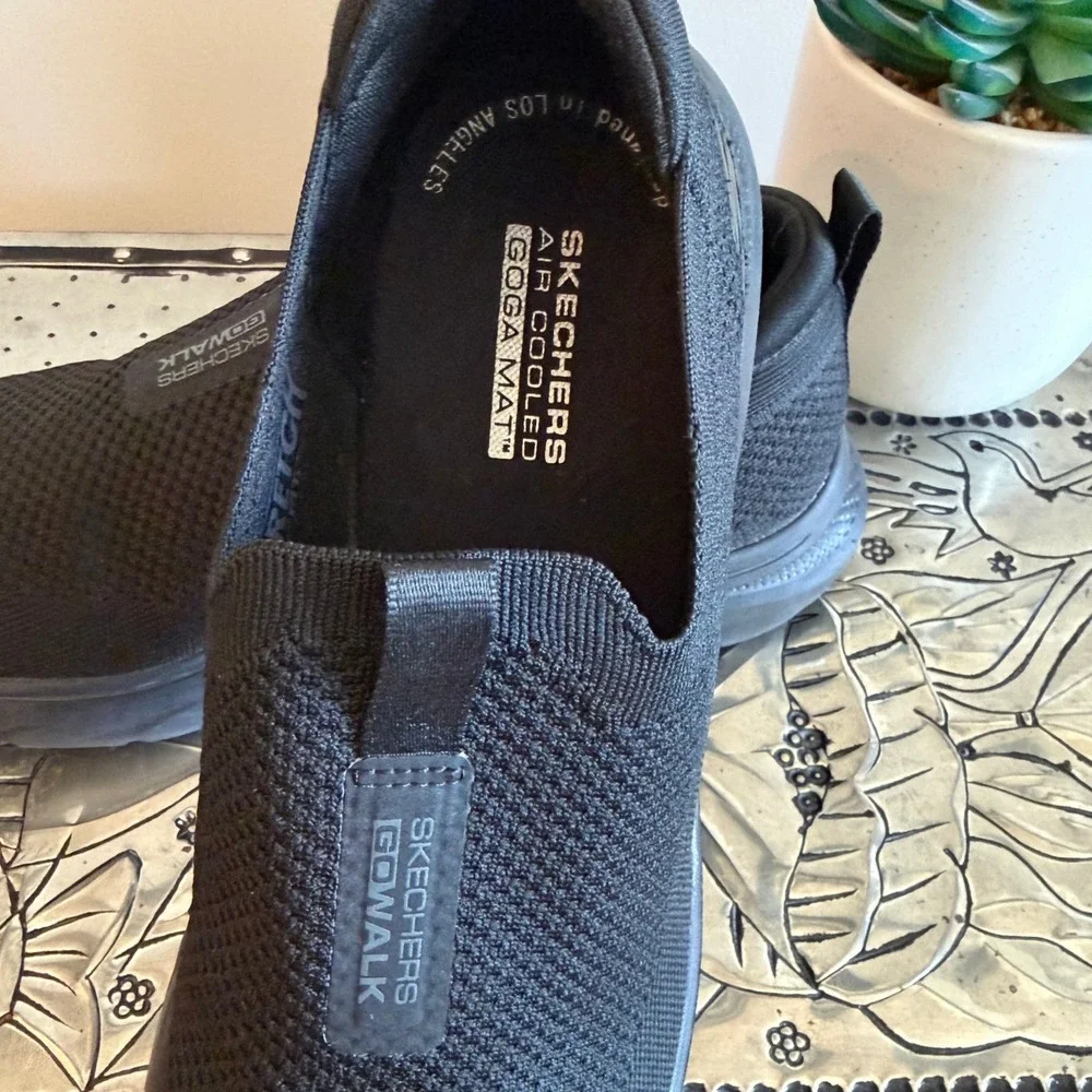 Men's Skechers GoWalk 6 Size 10.5 Stretch Fit Slip on Shoes Black Air Cooled